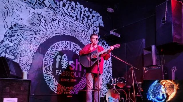 251022 Открытый микрофон Fish Fabriqua бар Санкт Петербург, свои стихи читает и поёт Болгов Евгений