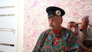 Актёр на пенсии Леонид Калараш рисует кошек и дарит радость людям