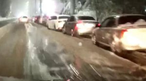 В Омске очередь на шиномонтажку из за снега на улице