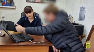 Жительница Новороссийска по указанию аферистов вшила купюры в вещи и передала курьеру