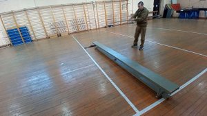 КУВЫРОК ВПЕРЕД ЧЕРЕЗ СКАМЕЙКУ С ПАЛКОЙ В ОДНОЙ РУКЕ_Ф