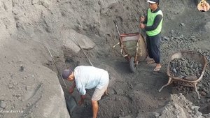 Строительство, шахтёры добывают чёрный песок