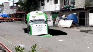 В Мехико грузовик провалился под дорогу