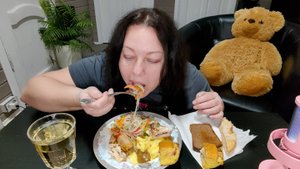 Мукбанг Объедки от застолья)) Курица, пюре, фунчоза, рыбный пирог.