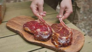 Сочные стейки, пропитанные медом, приготовленные на гриле