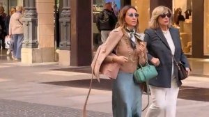 смотрим витрины с модной одеждой и уличный стиль одежды итальянцев