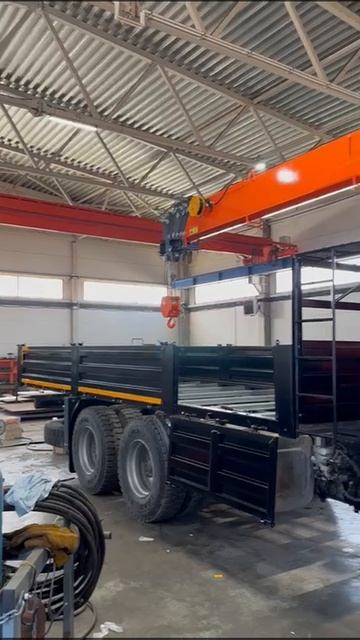 На шасси Заказчика установили бортовую платформу и КМУ смотреть онлайн