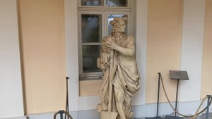 Скульптура в галерее Большого Меншиковского дворца в Ораниенбауме.