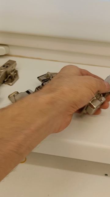 Замена мебельных петель с доводчиками на простые, зачем ? + Установили розетки на фартуке кухни.