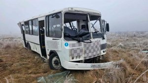 Пассажирский автобус съехал в кювет в Красноярском крае. Несколько человек серьезно пострадали