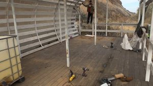 Начали реконструкцию большой беседки на берегу Волги