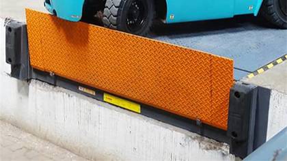 Работа доклевеллера Gandhi Automations Pvt Ltd с защитной аппарелью