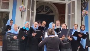 "Освящается небо и земля". Регент: матушка Елена Нартова.