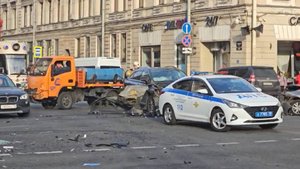 Лихач вылетел на красный свет и устроил массовое ДТП в центре Петербурга