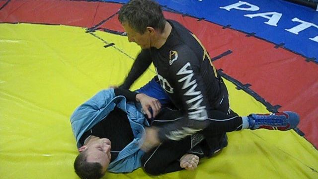 2017 год. Выход на удушение предплечьями со стороны ног с контролем руки соперника.