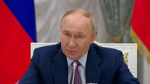 Владимир Путин: семья с тремя и более детьми должна стать нормой в России