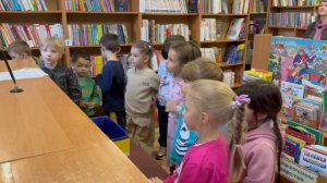Экскурсия в библиотеку. Дети отгадывают загадки 2