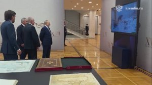 По окончании заседания Владимир Путин осмотрел выставку проектов Русского географического общества
