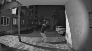 Осеннее обострение: жители Междуреченска попали на камеры видеонаблюдения