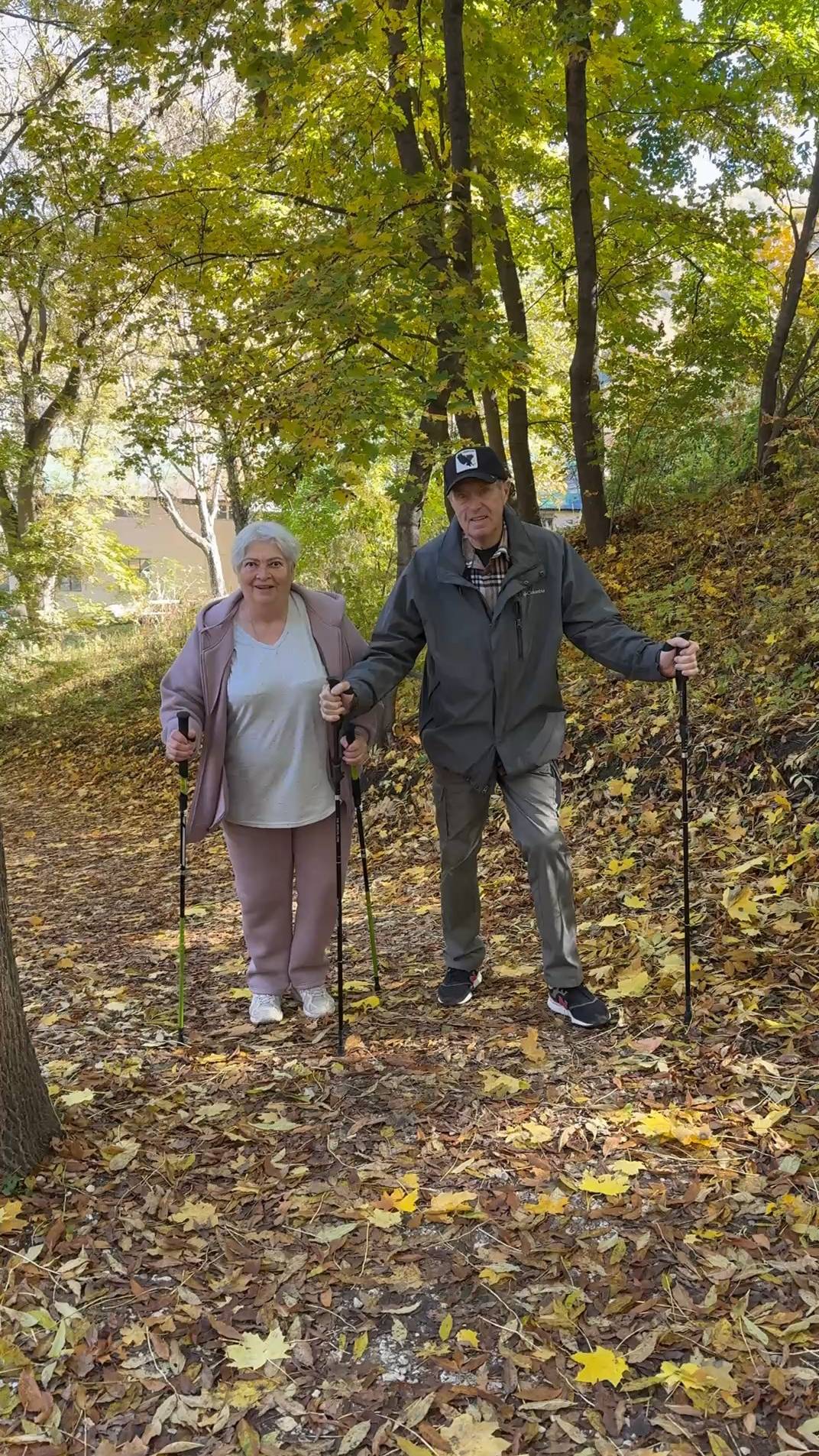 Гости Кисловодска раскрывают секреты - как легко подниматься по терренкуру в гору