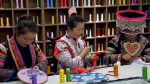 📲🧵Онлайн-продажи открывают вышивку народности Мяо миру