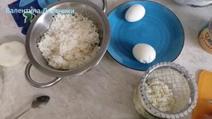 Готовлю салат из рыбных консервов и риса. Болталочка на кухне.