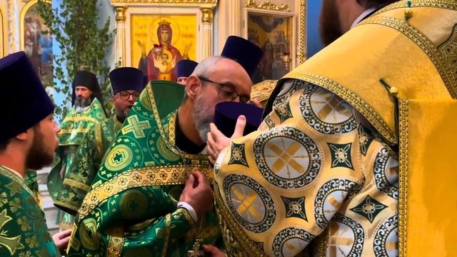 Митрополит Игнатий совершил Божественную литургию в Духосошественском соборе «первая часть» смотреть онлайн