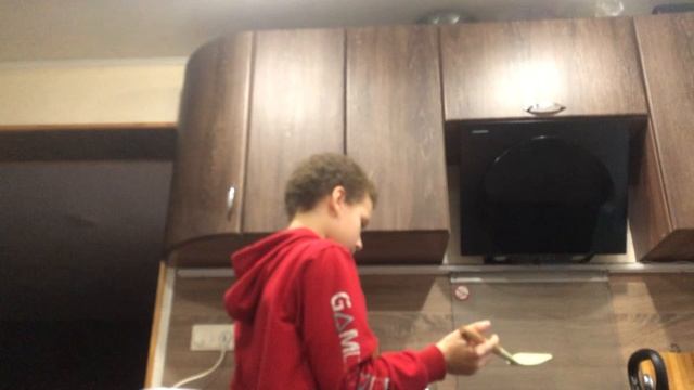 Готовим «Жареные яйца» смотреть онлайн