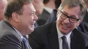 Почему-то народ не благодарит олигархов за спасение страны