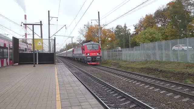 Электровоз ЭП20-033 (ТЧЭ-6) со скорым фирменным поездом "Урал" № 056М Москва - Екатеринбург.