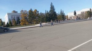 Барнаул /Одуванчики осенью/Толпы студентов в центре города/