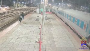 Транспортные полицейские города Бологое установили личность зацепера, ехавшего в Санкт-Петербург