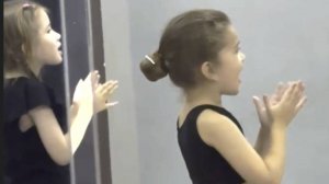 Девочки учатся хореографии...