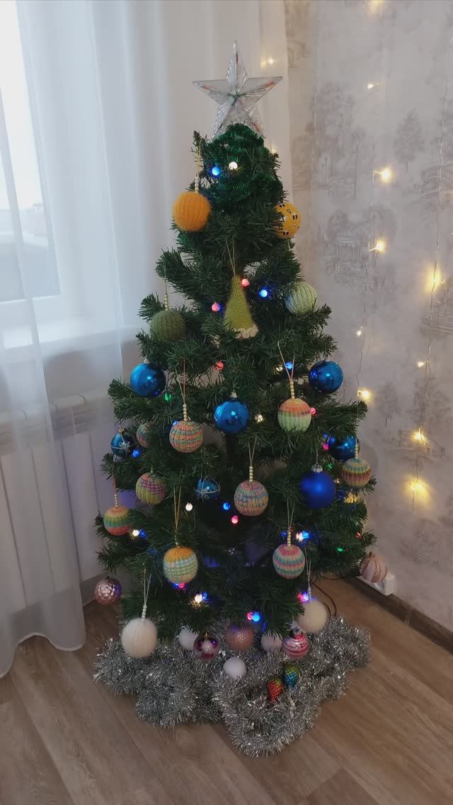 НОВОГОДНИИ ШАРИКИ спицами на елке. Ссылка на мастер класс в описании и в закрепленном комментарии 🔗 смотреть онлайн