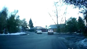 Момент аварии в Омске на улице Волкова