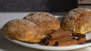 Творожные булочки с яблоком и корицей