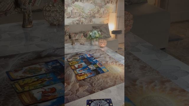 С кем мужчина вас обсуждает и о чем говорит? смотреть онлайн