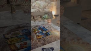 С кем мужчина вас обсуждает и о чем говорит?