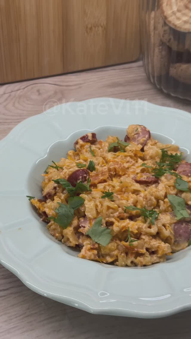 Этот рецепт спасет ваш обед! Баварские колбаски в сливочно-томатном соусе с макаронами. Сметают