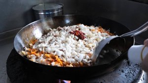 Чаджанмён с маслом чили и острым трюфельным маслом. Корейская кухня