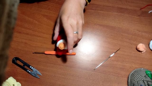 Новогодние идеи для крючка. Гномик в шапке-ёлке.