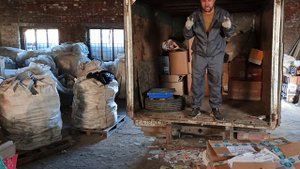 Загружаю машину макулатурой для сдачи.Обзор склада.