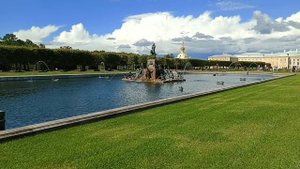 В Петергофе.