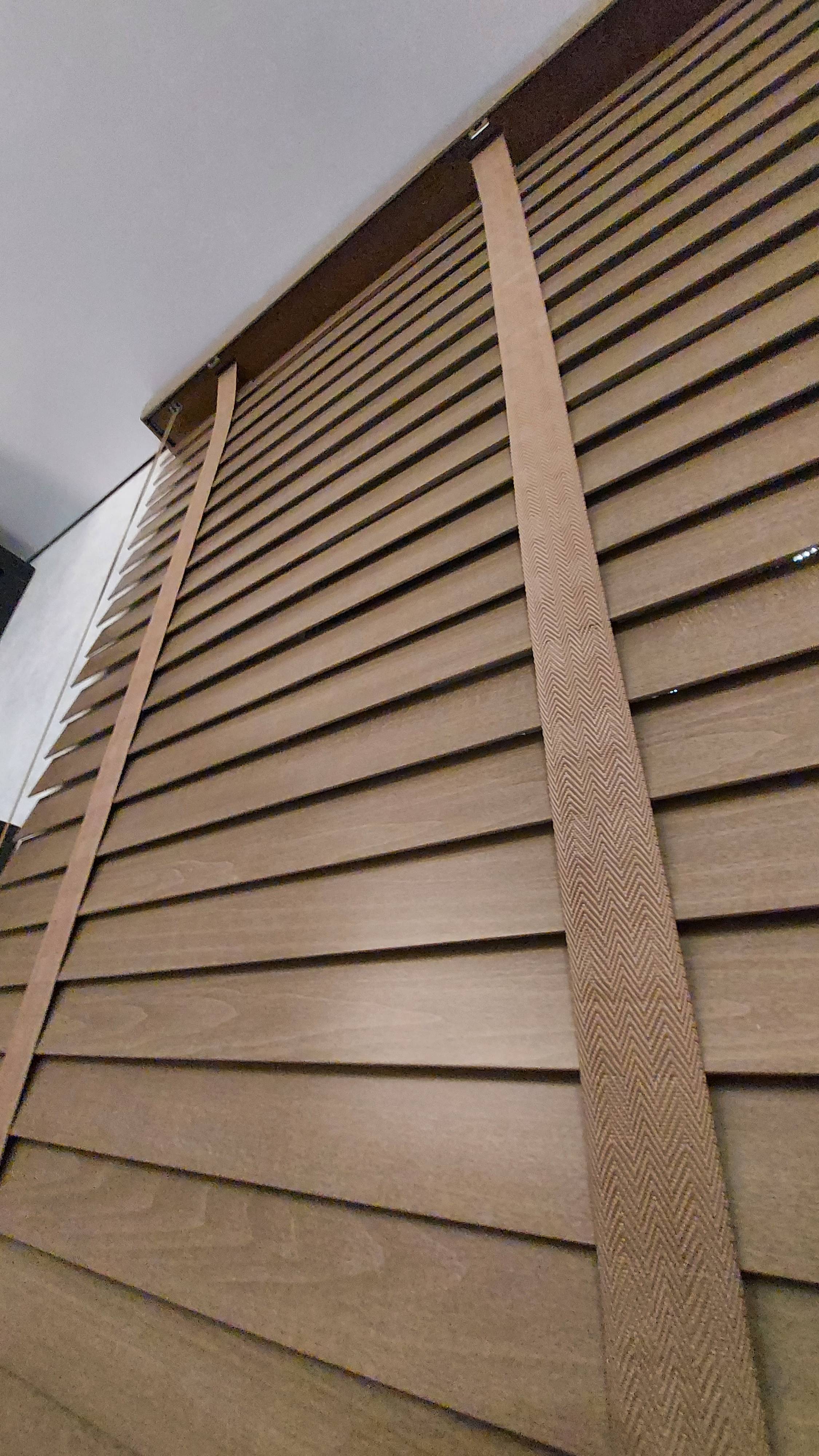 Горизонтальные деревянные жалюзи 50мм на тесьме. Цвет Пепельный. Тесьма Лен. Монтаж на проем.