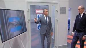 Уникальный комплекс для изучения недр представили вице-премьеру в тюменском кернохранилище