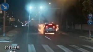 Как спичка
В Шанхае без видимых причин и прямо на ходу сгорел электрический минивэн LiXiang. Выгоре