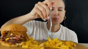 ОГРОМНЫЙ БУРГЕР/ПОЕДАНИЕ/BIG JUICY BURGERS & CHEDDAR SAUCE FRIES _ MUKBANG _ ASMR