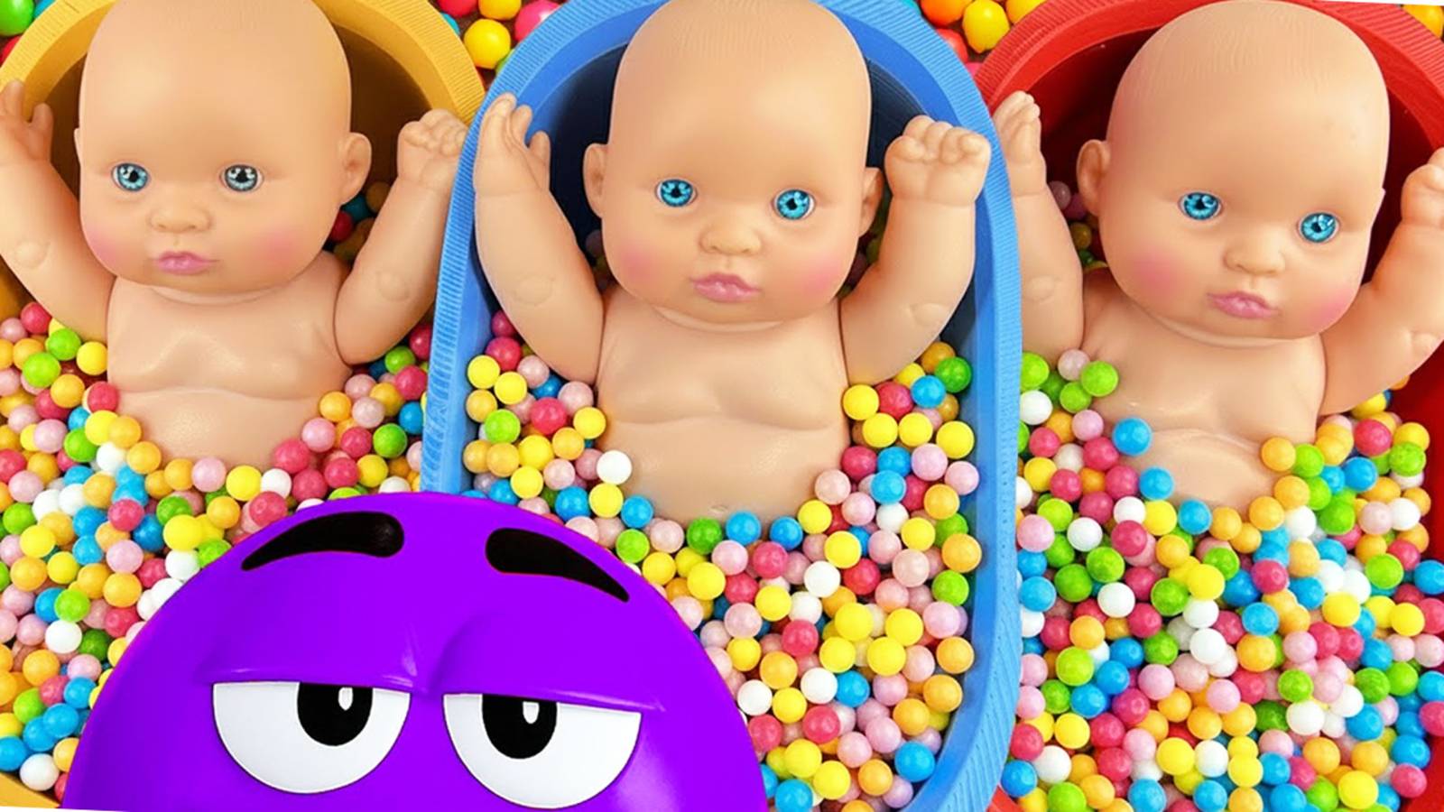 Мультики для детей. Перемешиваем шарики в ванночках с куклами. Смотреть онлайн для детей и малышей. смотреть онлайн