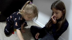 Девочки играют какашками!