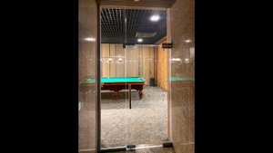 Стеклянная перегородка с рисунком, дверь распашная